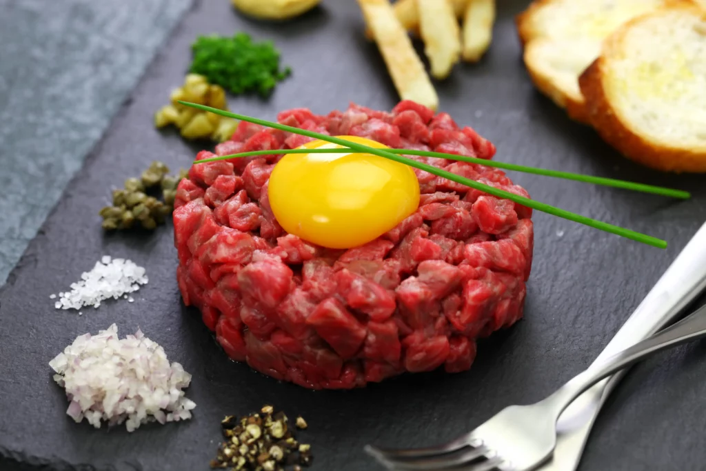 tatar mit rohem ei auf schieferplatte von food fotograf hannover.