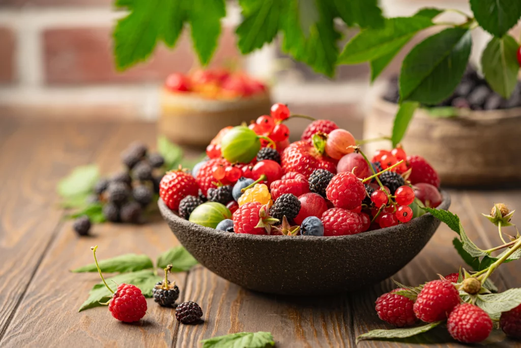 Mischung aus verschiedenen frischen Beeren auf Holzhintergrund von food fotograf hannover.