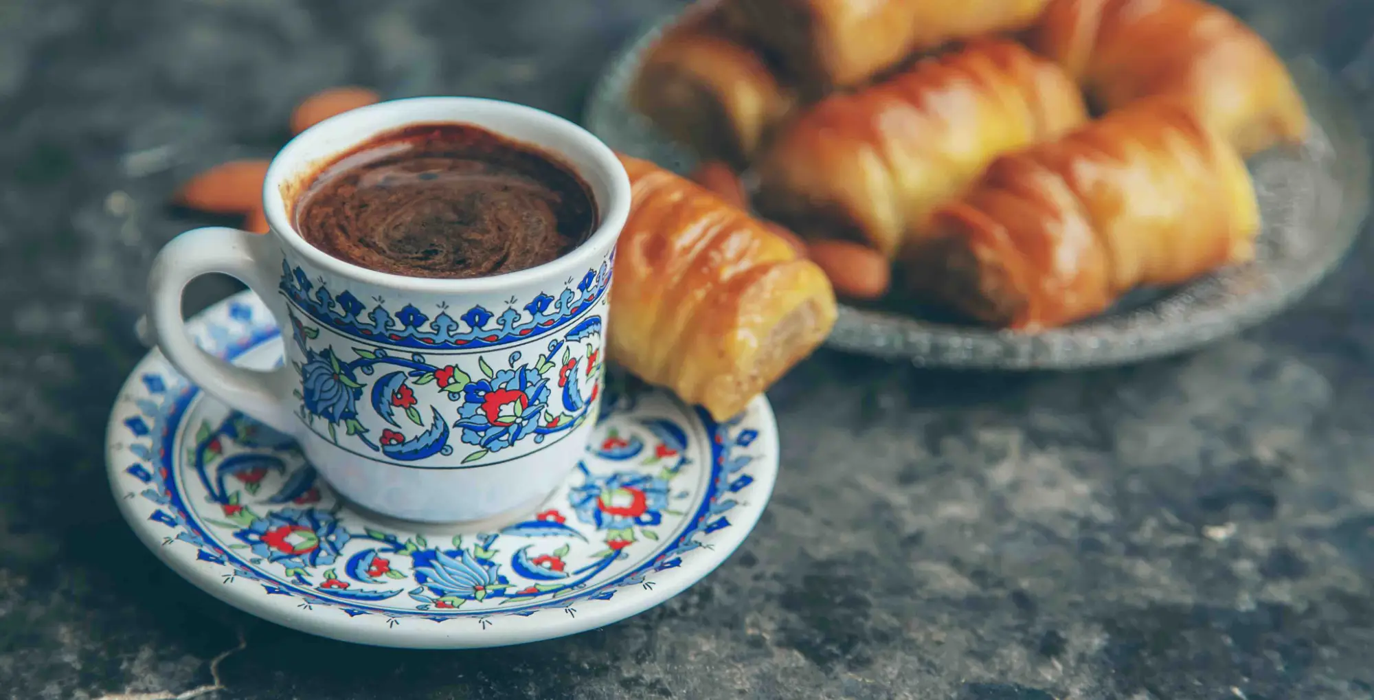 Eine Tasse türkischen Kaffee und Baklava fotografiert vom food fotograf hannover