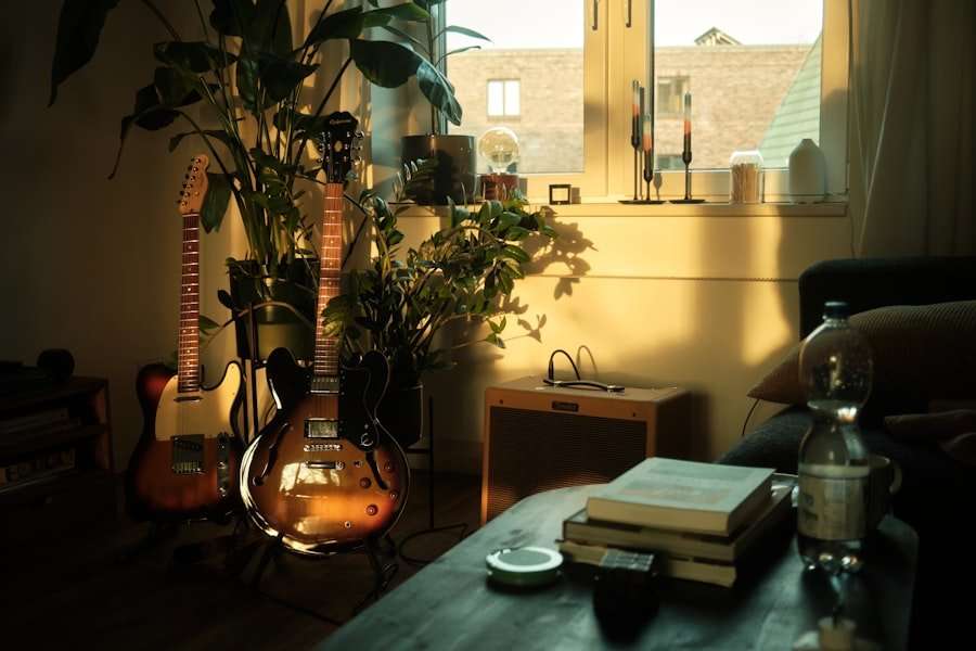 Der Food Fotograf - Ein gemütlicher Raum mit zwei Gitarren und einem Verstärker neben einem Fenster mit Topfpflanzen.