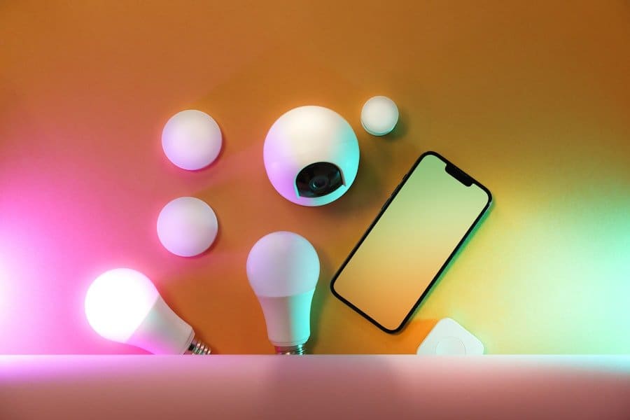 Der Food Fotograf - Auf einem gelben Hintergrund werden ein Smartphone und verschiedene Smart-Home-Geräte angezeigt, darunter intelligente.