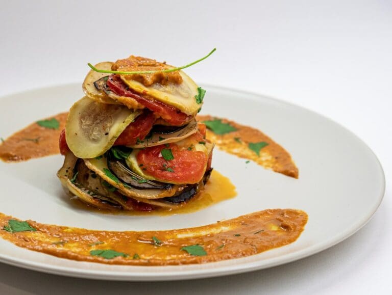 Der Food Fotograf - Eine Portion Ratatouille wird auf einem weißen Teller angerichtet.
