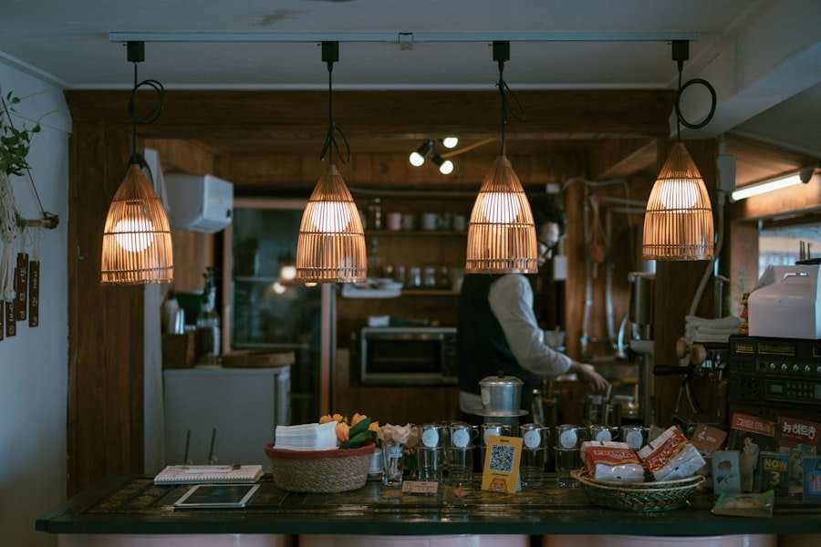 Der Food Fotograf - Eine gemütliche Küchenszene mit einer Theke mit verschiedenen Lebensmitteln, Utensilien und einem QR-Code.