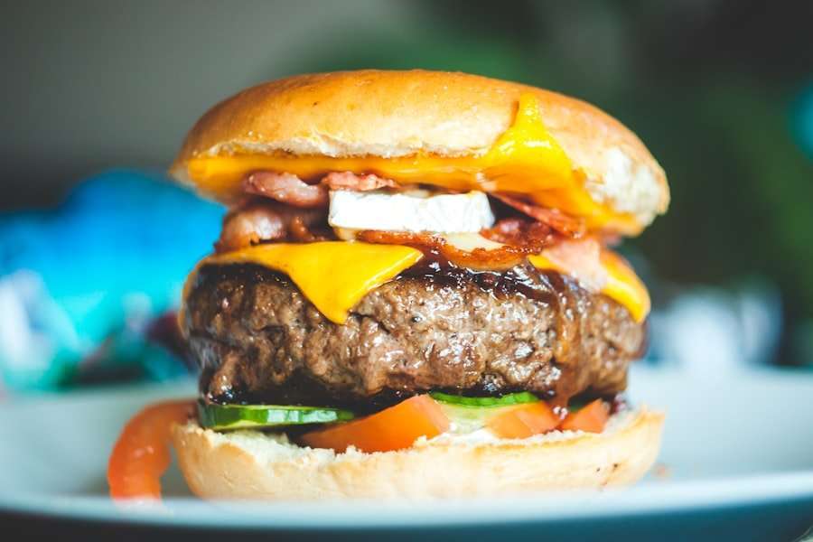 Nahaufnahme eines Cheeseburgers auf einem weißen Teller.