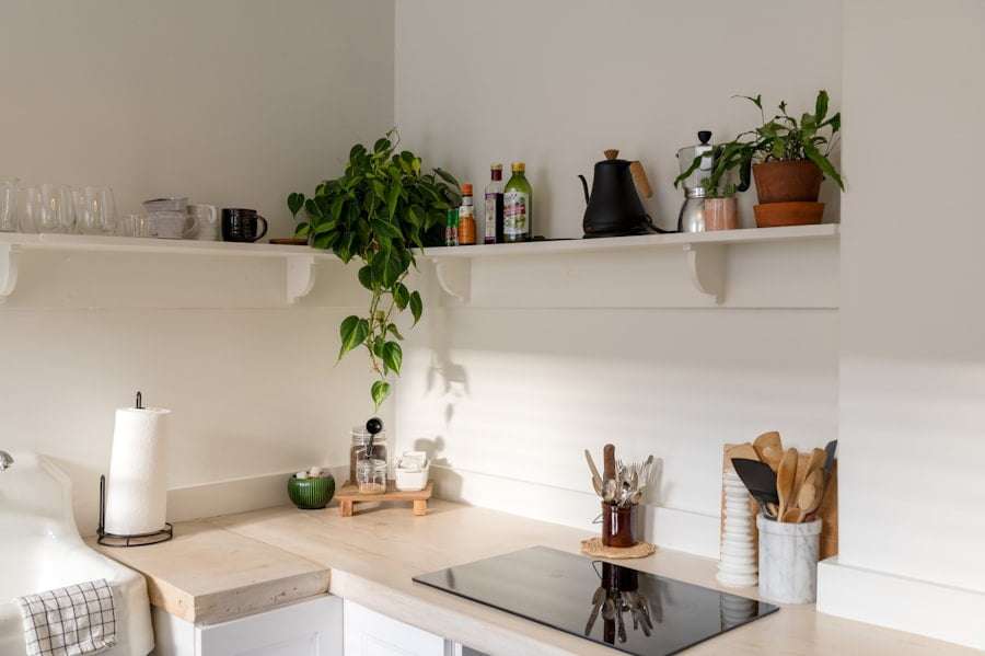 Eine minimalistische Küche mit weißen Arbeitsplatten und Regalen, perfekt für den Hintergrund von Lebensmittelfotografien.