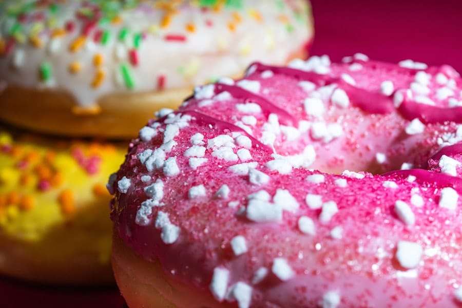 Eine Nahaufnahme von drei teilweise übereinander gestapelten Donuts.
