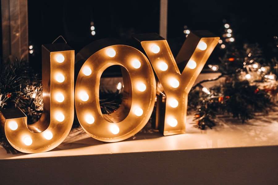 Der Food Fotograf - Ein Schild mit der Aufschrift „JOY“ wird mit Glühbirnen beleuchtet.