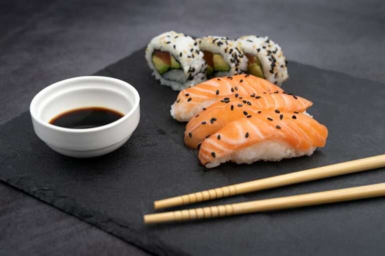 Der Food Fotograf - Ein Teller mit Sushi wird ausgestellt.