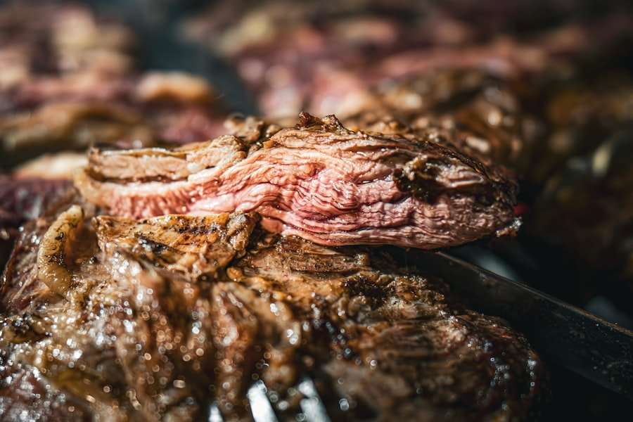 Nahaufnahme eines gegrillten Steaks mit gut gegarten, knusprigen Rändern und saftigem, zartem Inneren.