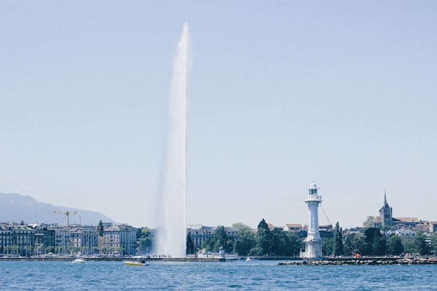 Der Food Fotograf - Ein großer Springbrunnen schießt Wasser hoch in die Luft neben einem Gewässer.