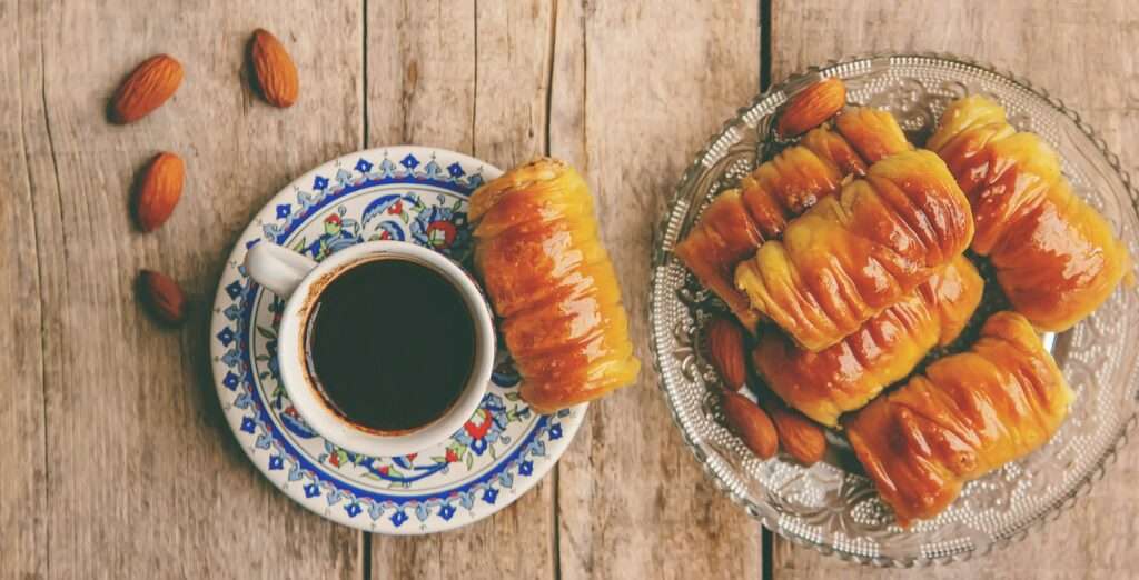 Eine Tasse schwarzen Kaffee steht auf einer dekorativen Untertasse und fängt die Essenz der Food-Fotografie ein.
