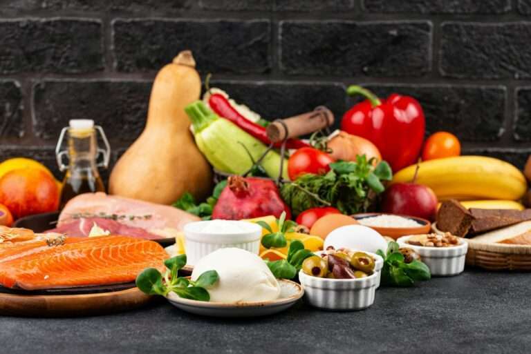 In dieser eindrucksvollen Food-Fotografie werden vor einem dunklen Hintergrund kunstvoll verschiedene Lebensmittel präsentiert.
